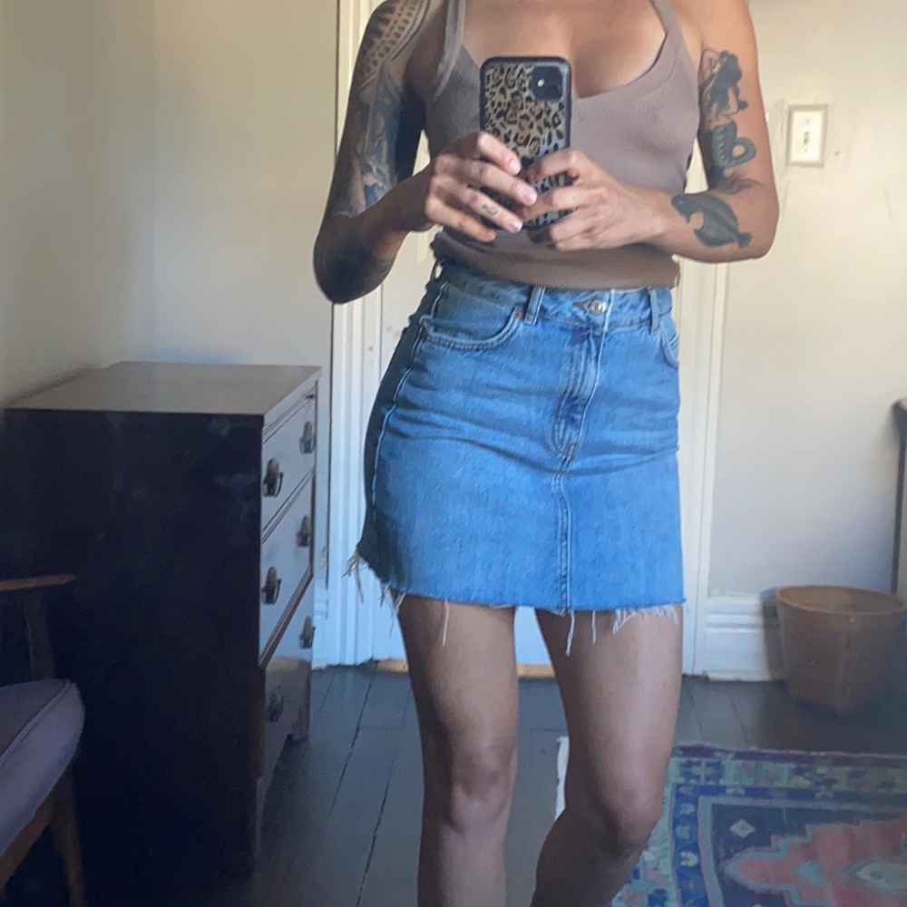 NWOT TopShop Moto raw hem denim skirt size 2 fits like 0